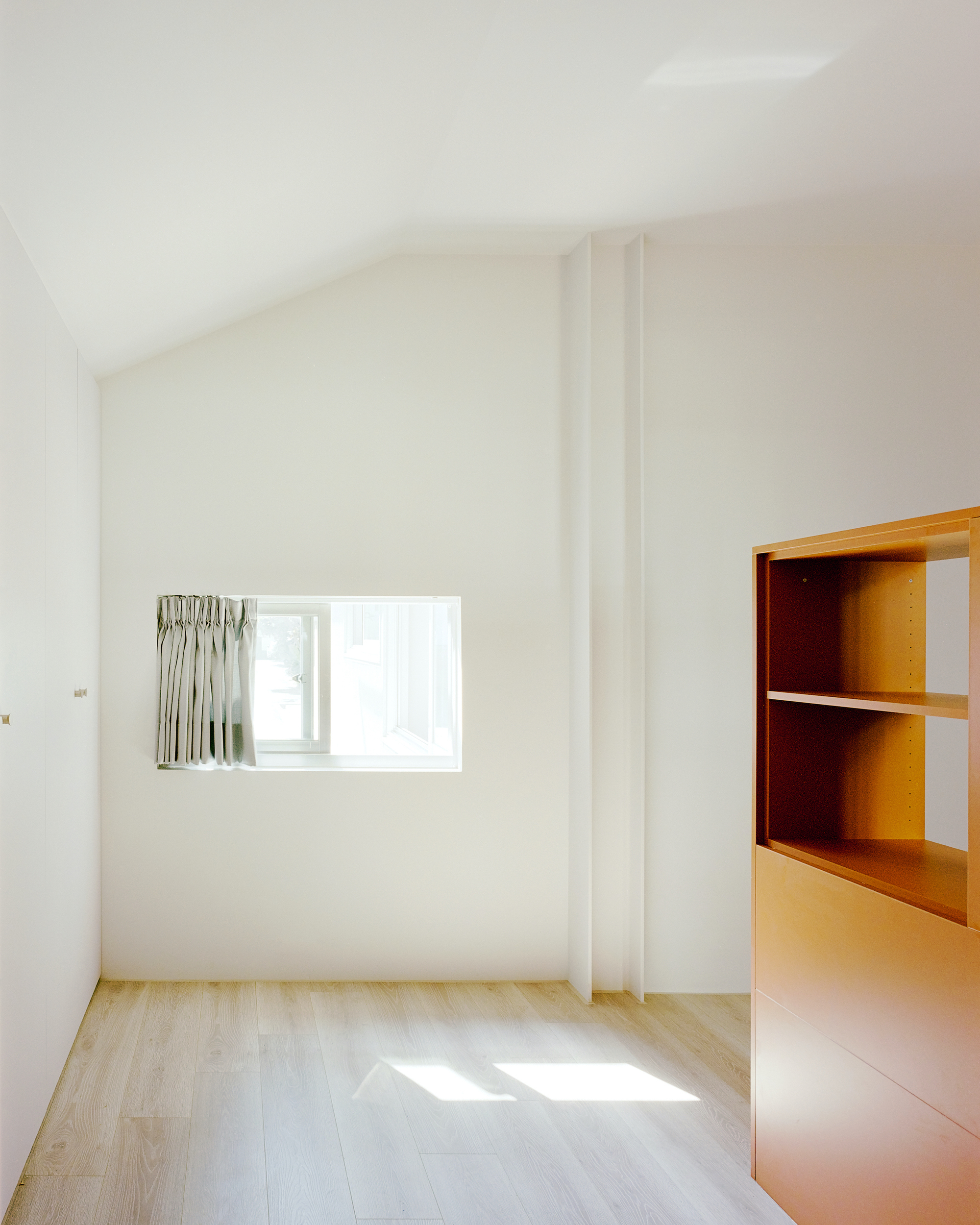 Double Roof House / Studio Tngtetshiu-37