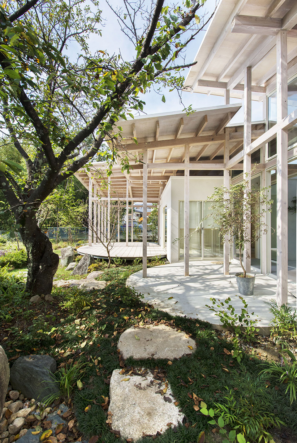 树篱围绕的房子，日本 / Studio Velocity-23