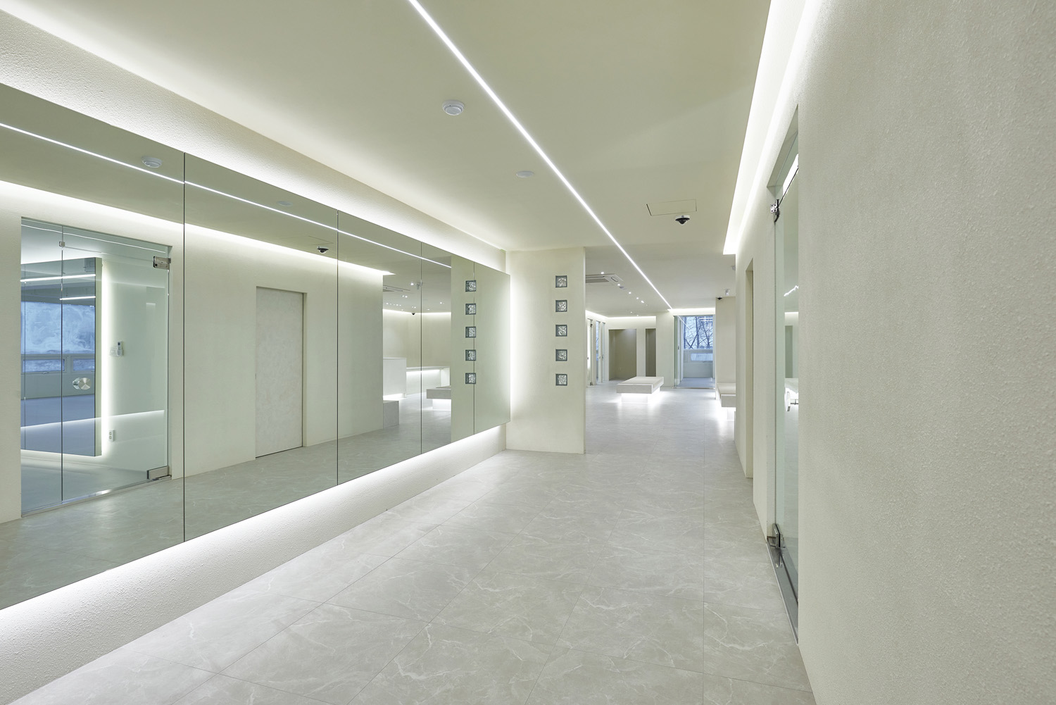 白色典雅，140 平米办公室与公寓的精致设计-28