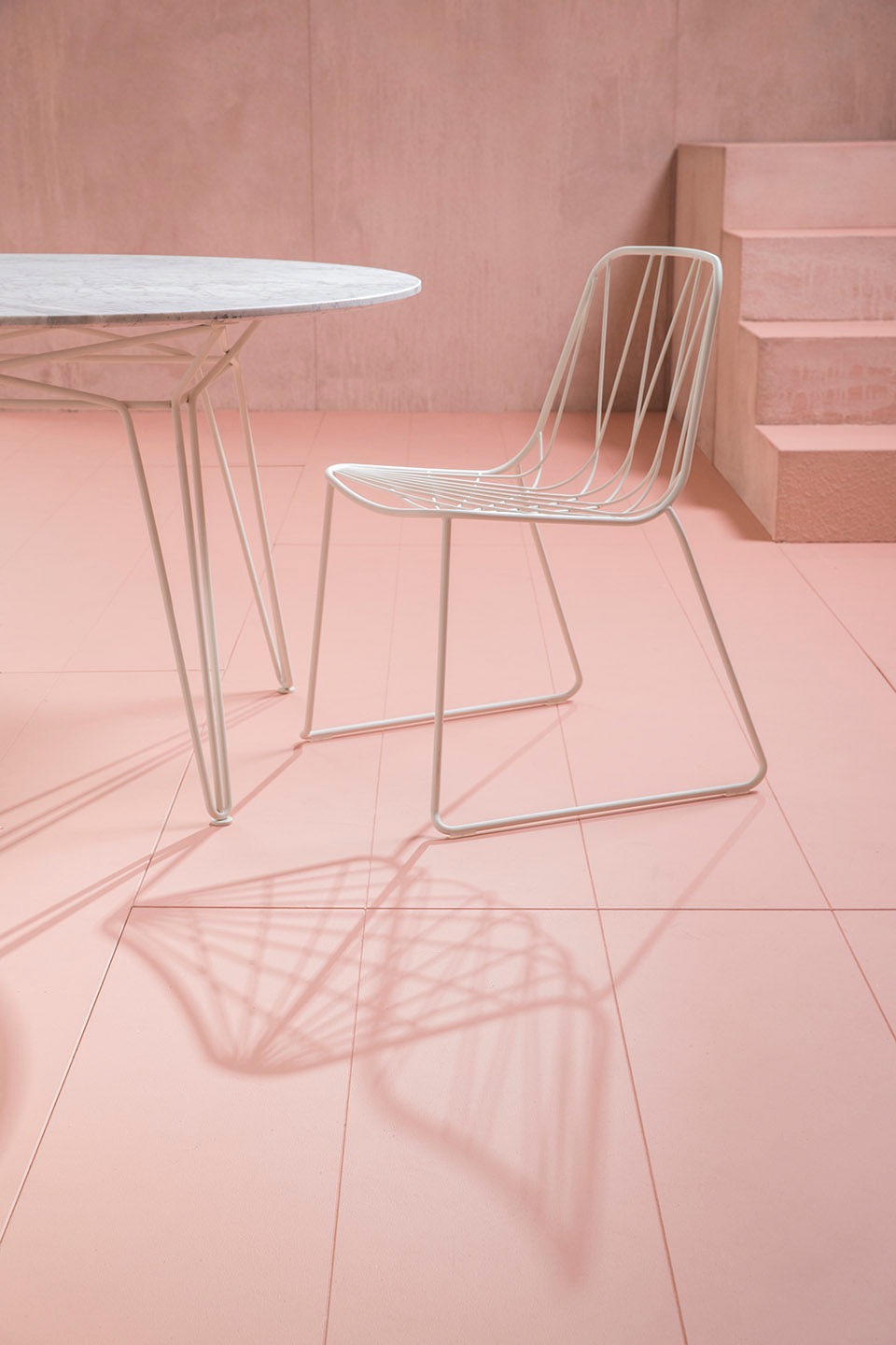 金属条纹桌椅系列 / Tom Fereday-31