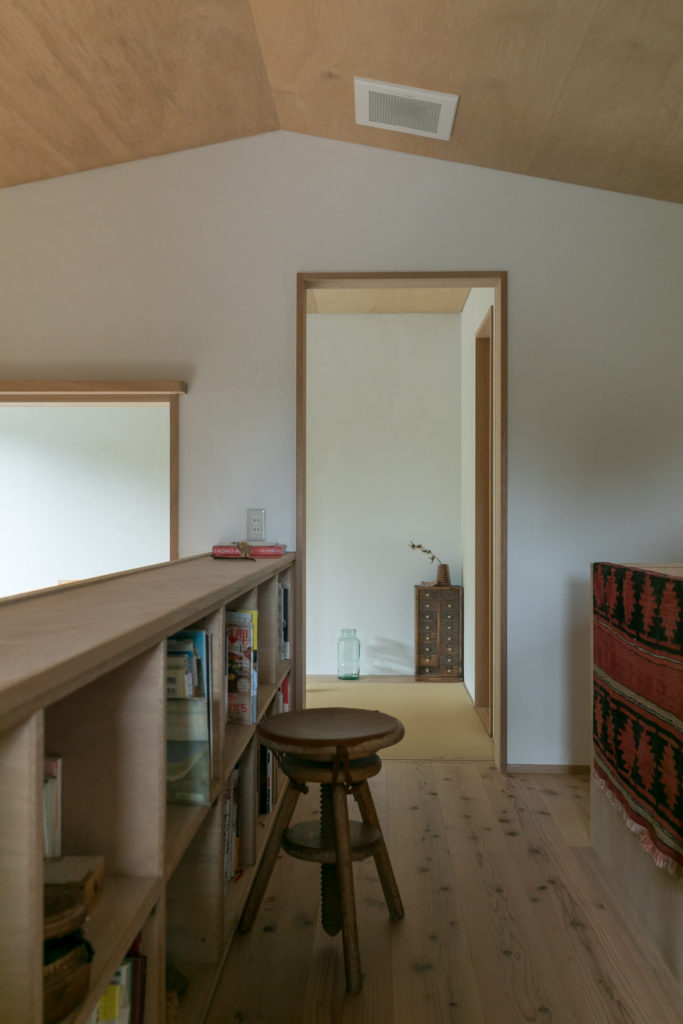 吹き抜けを家の中心に作るあたたかな自然素材の家に『shizen』の器が映える | Style of Life | 100%LiFE-10