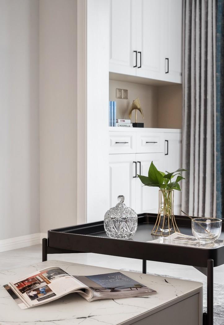 极简空间中的温润原木与神秘美感-4