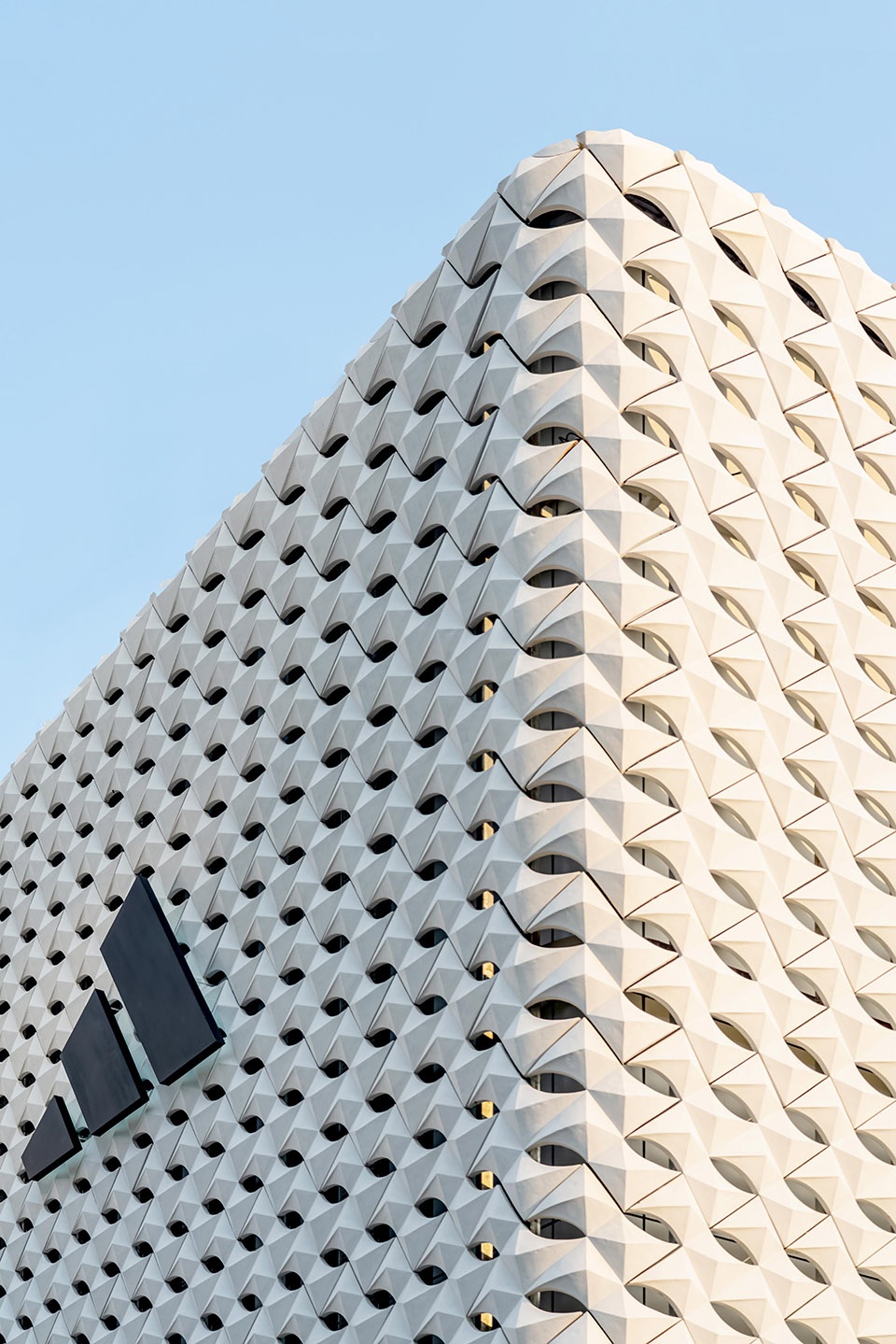 阿迪达斯品牌中心深圳店 | 编织外立面诠释运动科技-16