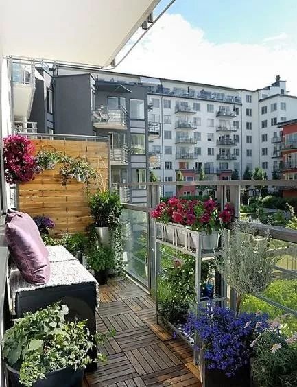 阳台花园设计 | 绿植、木制家具与自然光线-27