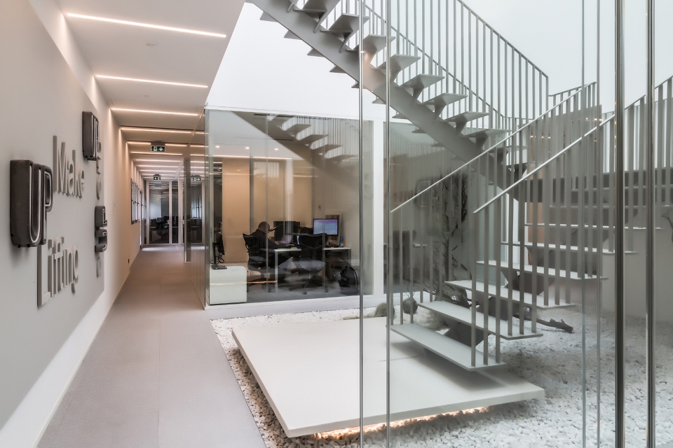 意大利 Gotha 化妆品公司总部,iarchitects 打造黑白对比的现代空间-23