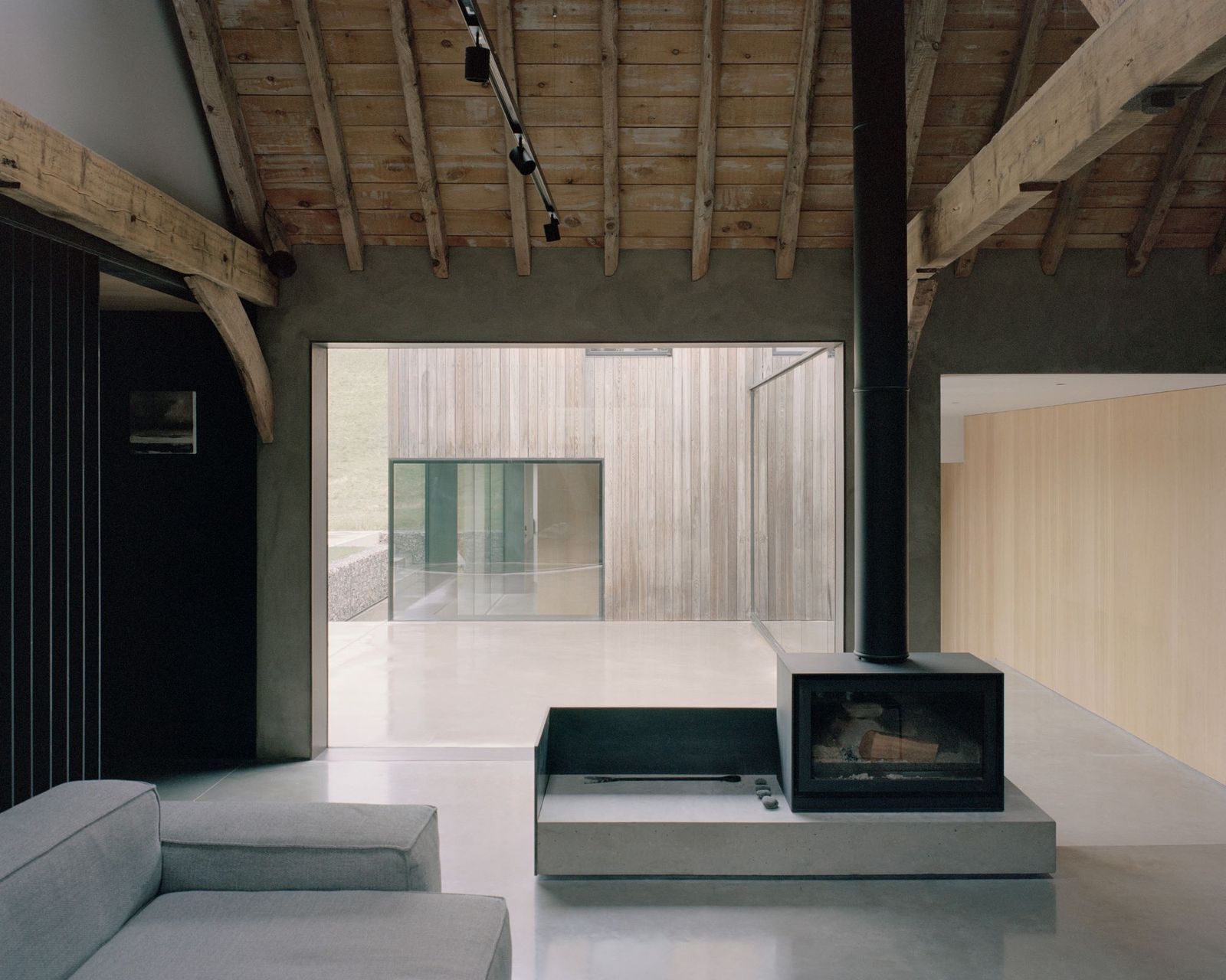 将谷仓改造成带玻璃走廊的简约风乡村住宅丨英国牛津丨McLaren Excell建筑事务所-13