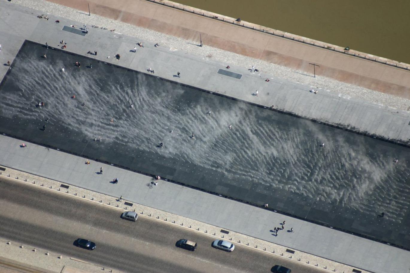 证券交易所广场的水镜

注：Le miroir d’eau常见释义为水镜 ，place de la Bourse可理解为证券交易所广场 ，一般法国很多城市有以此命名的广场，这里因缺乏更多信息无法明确具体城市，故直接按字面翻译 丨法国丨JML Water Feature Design-12