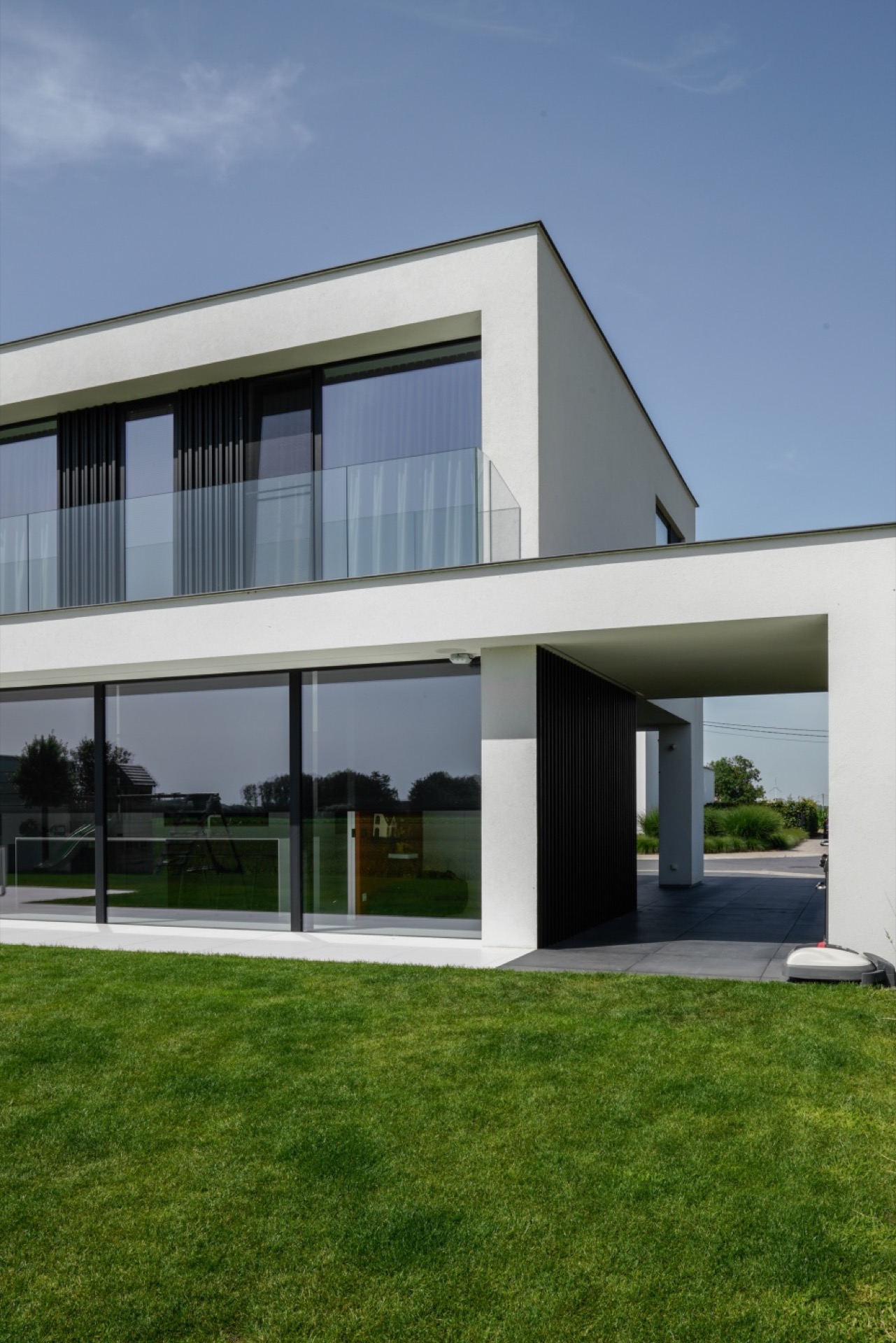 Ruime villa uitgevoerd in strakke, moderne crepi-5