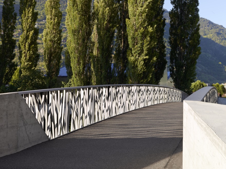 瑞士景观人行桥设计,巧妙融合自然与功能-17