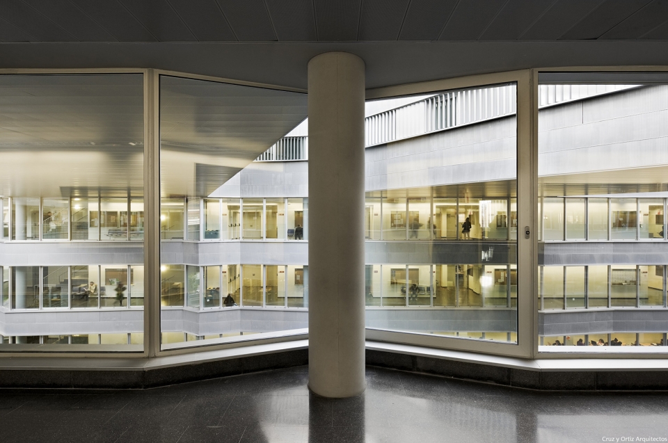 塞维利亚大学科学教育学院 · 创新的叠加建筑设计-23