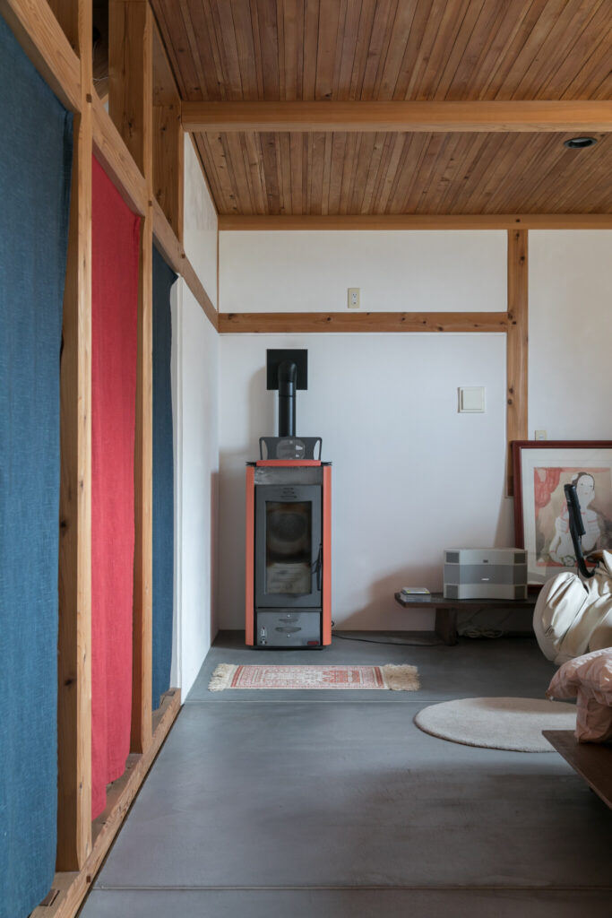 新月に伐採した木で造る家 洞窟で暮らす安心感と、森の力に共感する住まい | Architecture | 100%LiFE-5