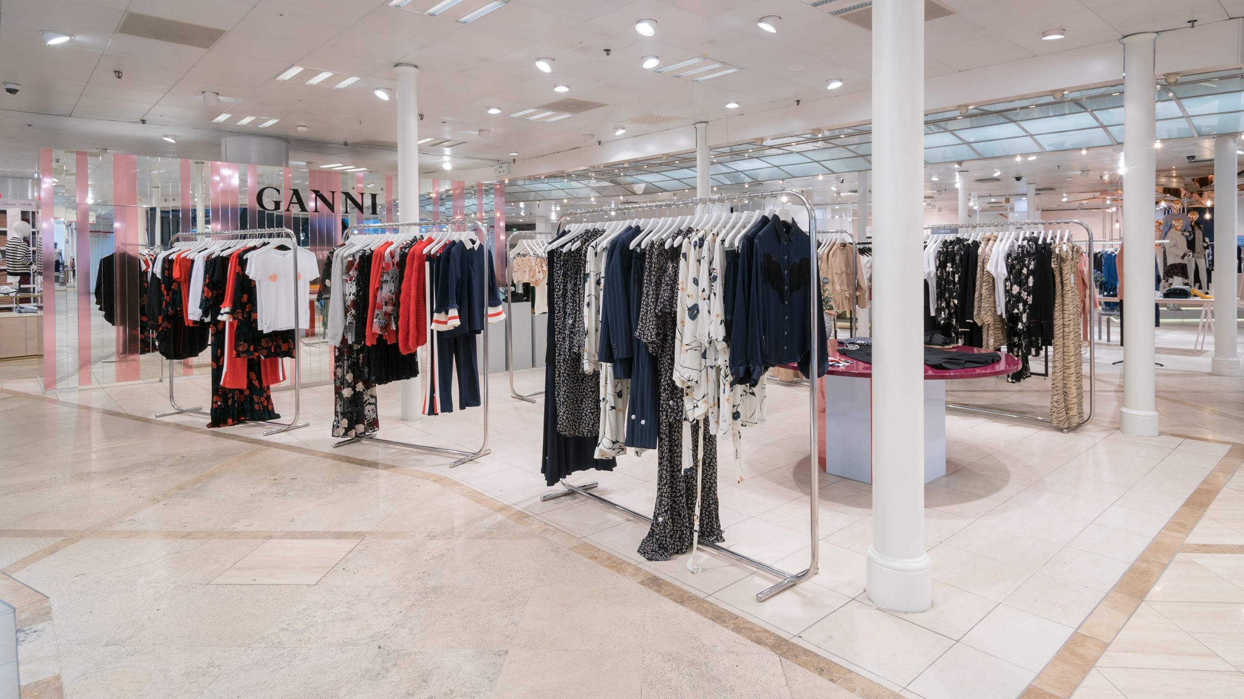 Ganni在哥本哈根Magasin百货店内店铺设计丨丹麦哥本哈根丨未明确提及具体设计团队名称-14