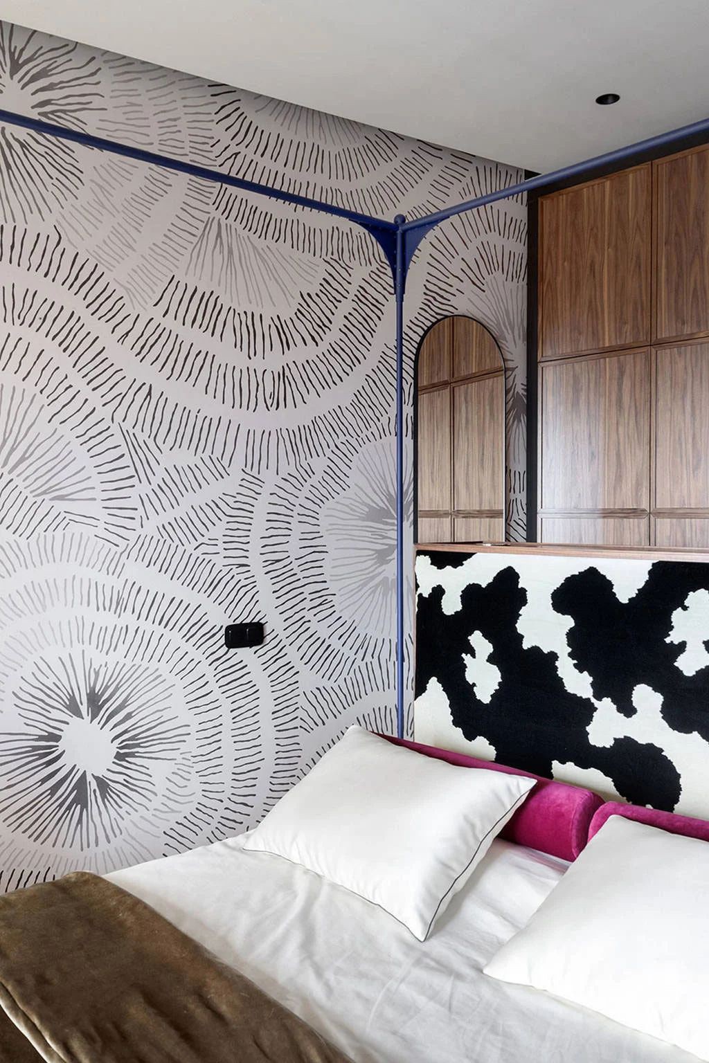 多彩不规则布局公寓，大胆壁纸打造现代时尚空间-15