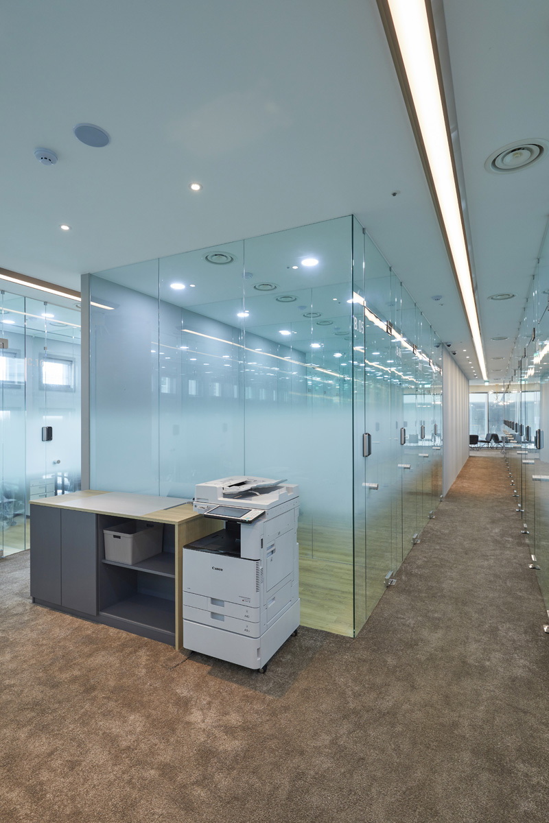 照明点缀的现代共享办公空间-18