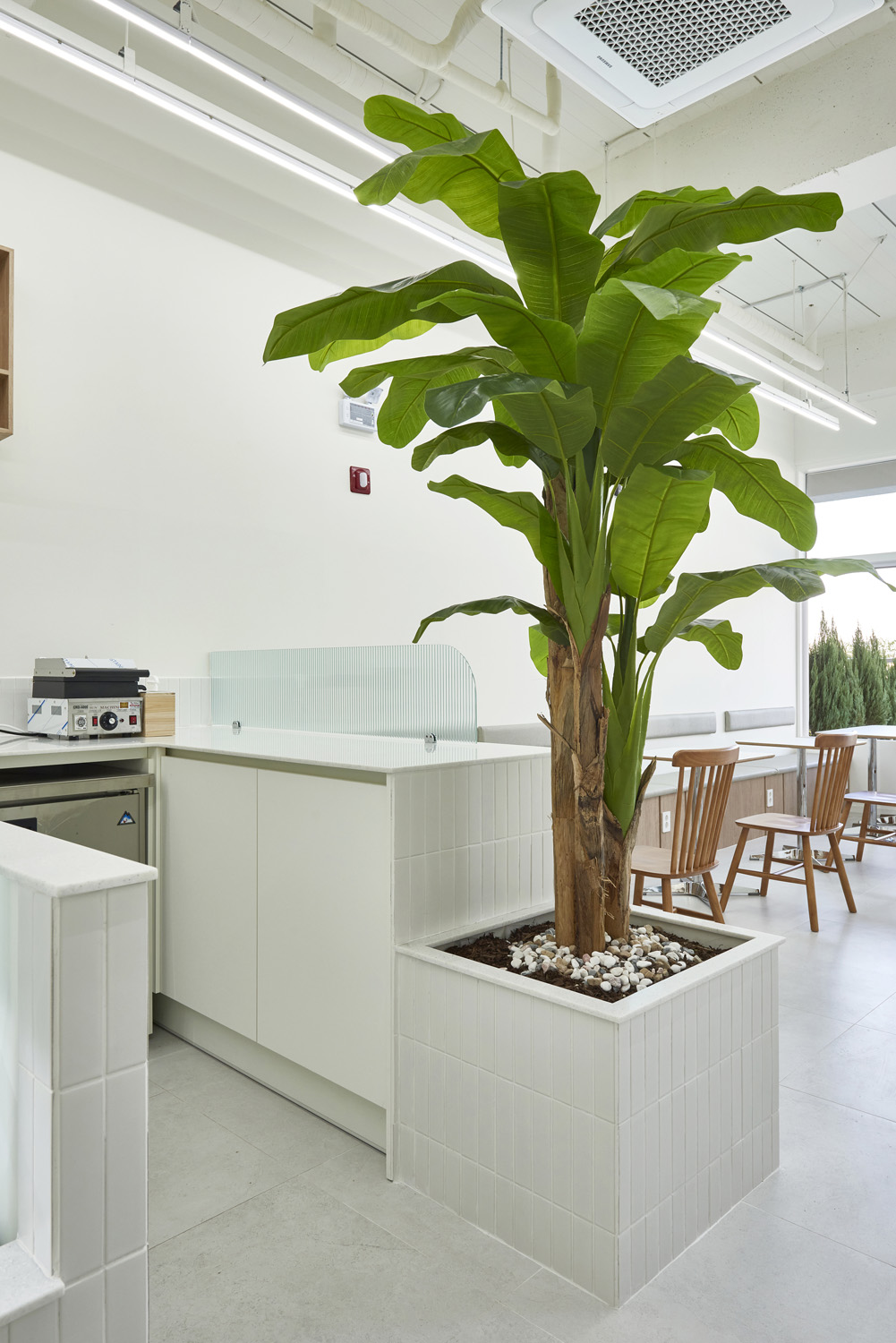 "白色简约设计的 13 平米小空间咖啡厅"-14