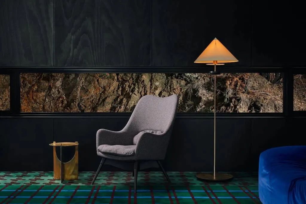 暗黑系别墅 · 光与影的协奏曲丨澳大利亚霍巴特丨Hearth 室内建筑和设计工作室-4