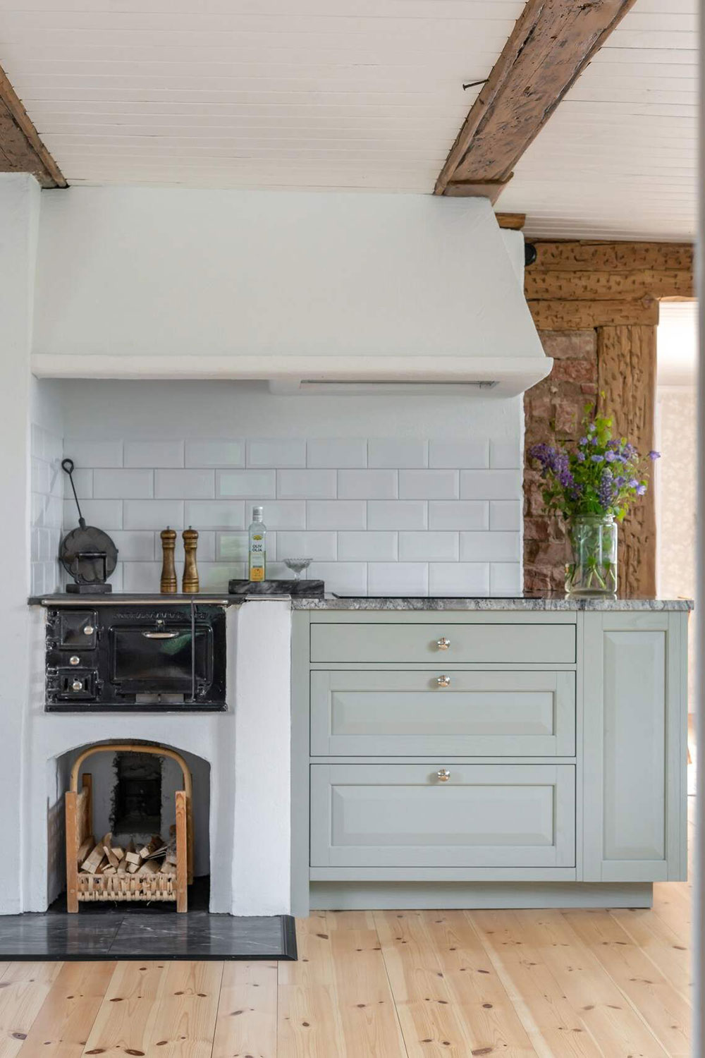 瑞典 19 世纪农场小屋的温馨改造-10