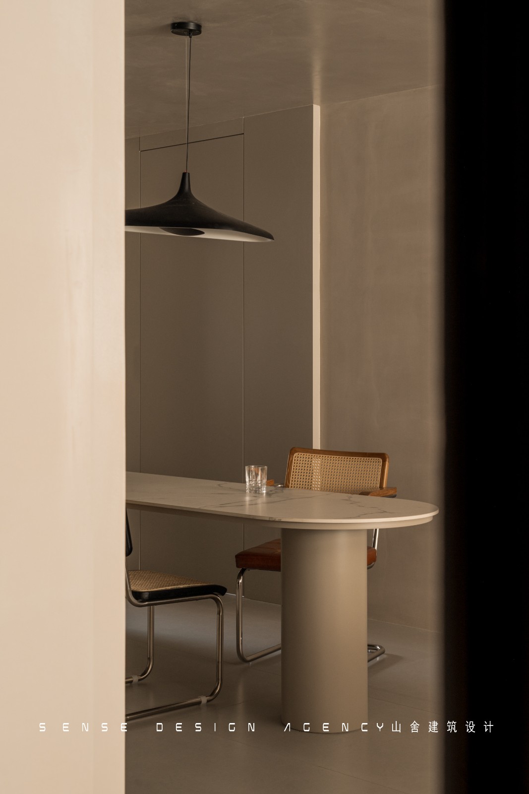 低调“微水泥”与中古家具的新玩法-19