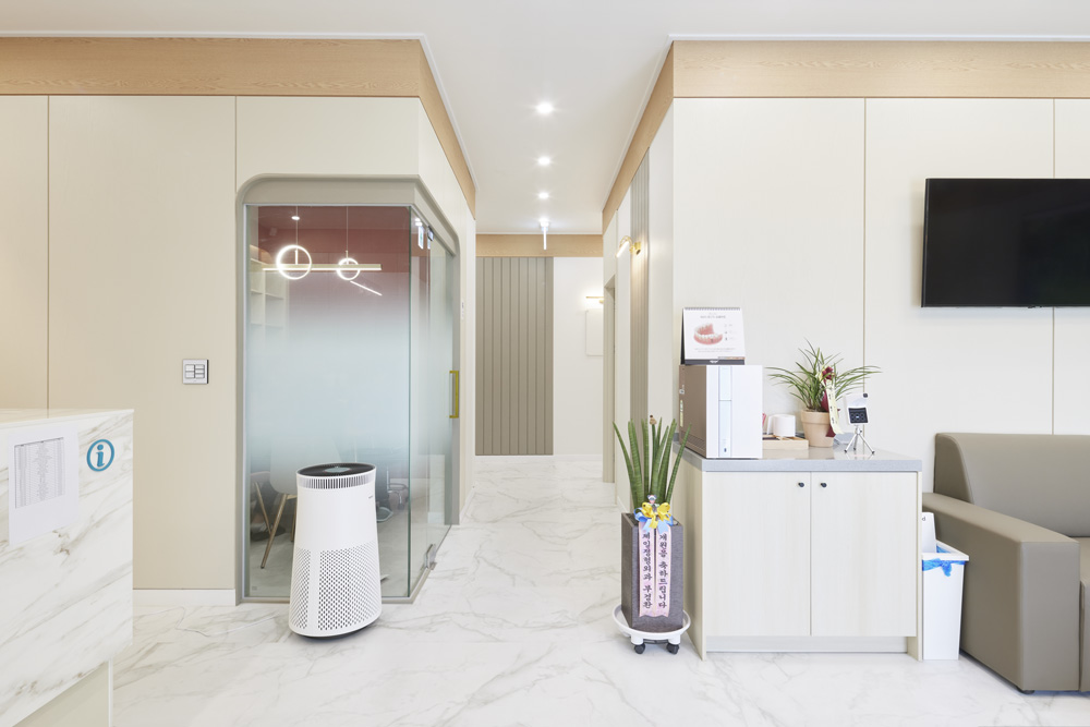 白色与木质，打造温馨的 57 平米牙科诊所-2