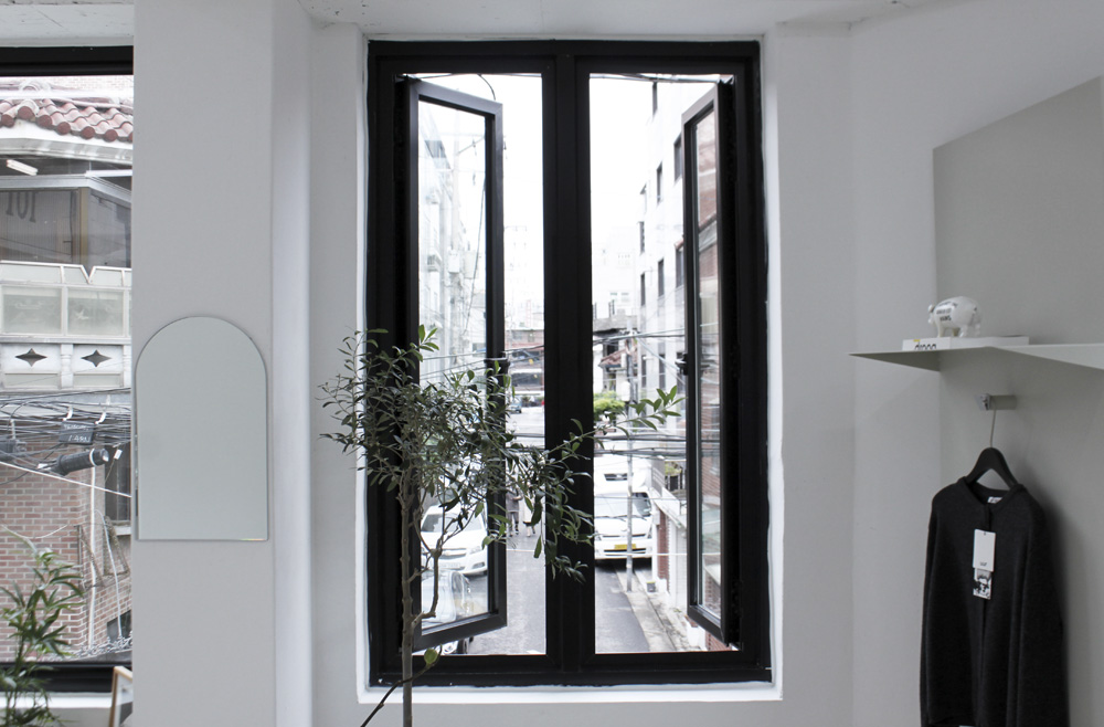 白色时尚迷你家具店设计-8