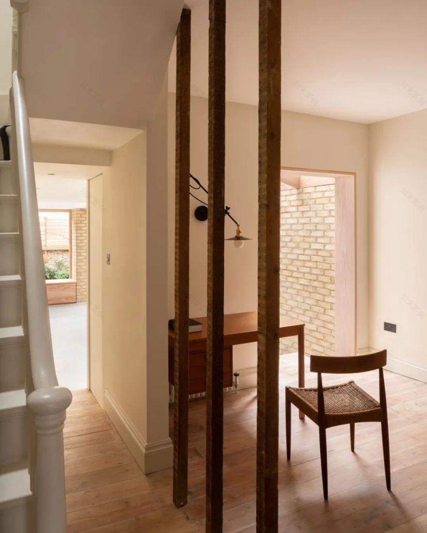 伦敦 Vestry Road 简约住宅 | 自然光线与天然材料的巧妙融合-4