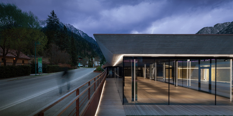 弗朗茨·克拉勒品牌南蒂罗尔地区奢侈品购物建筑设计-2