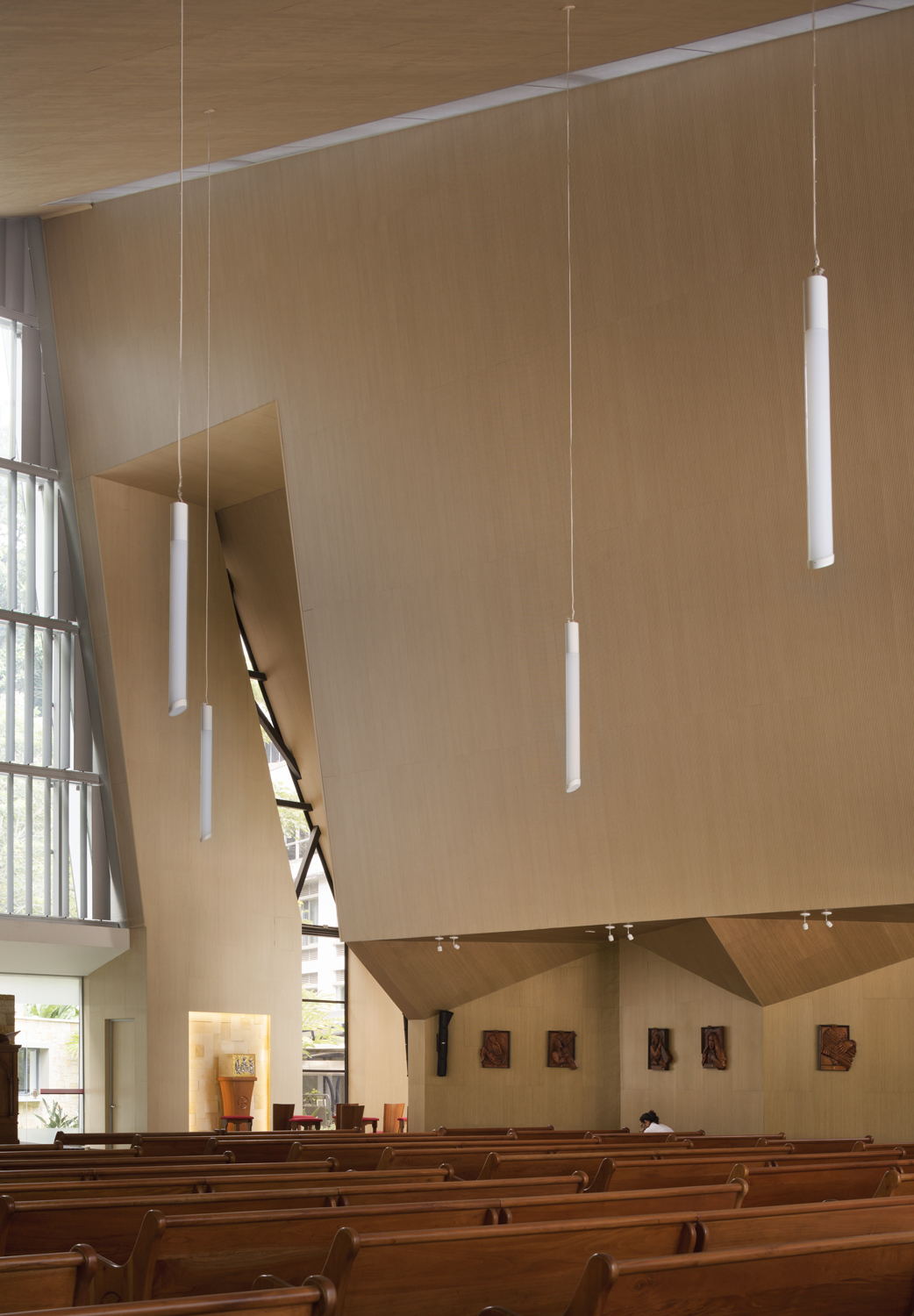 折叠屋顶下的绿意教堂-17