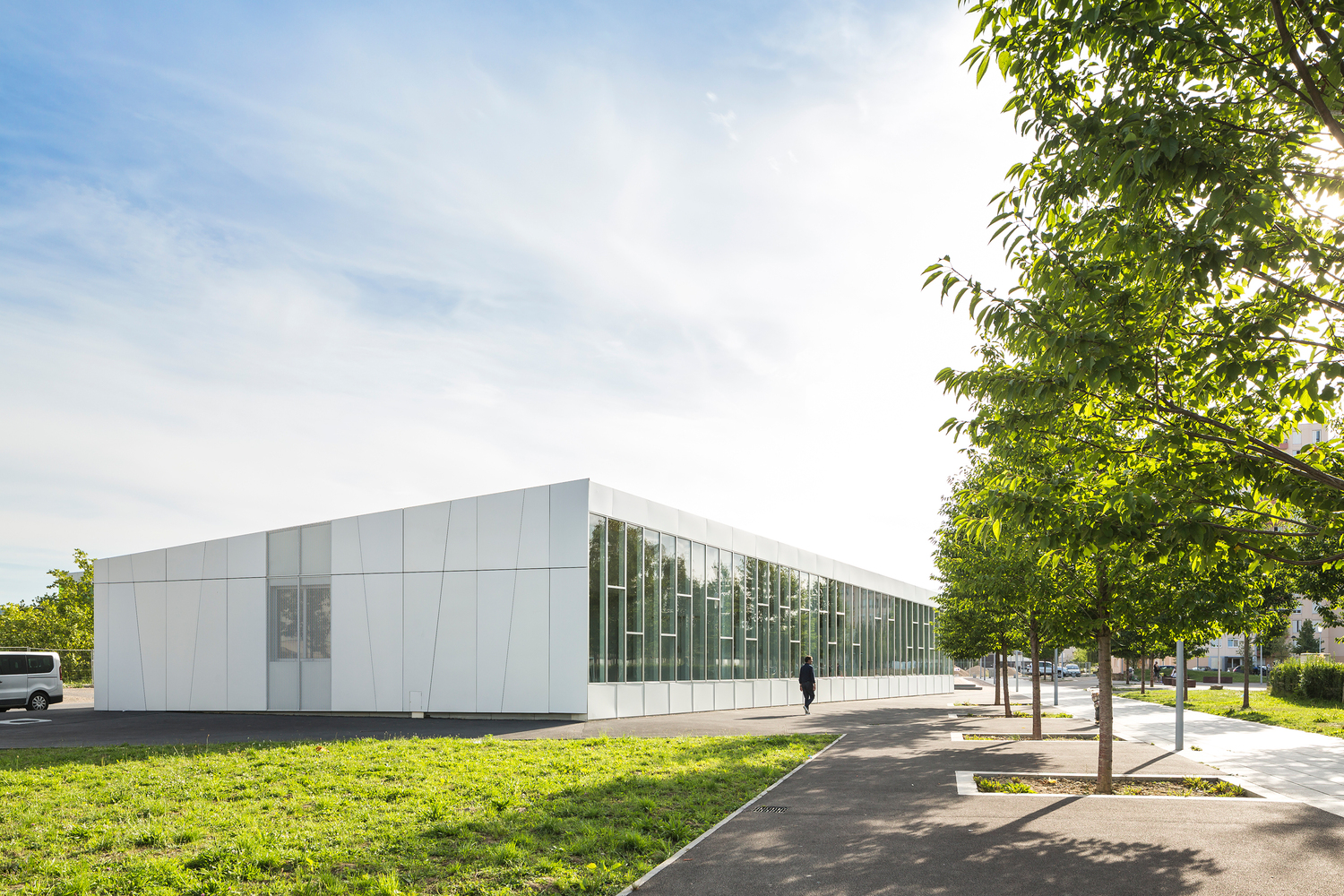 雕塑般的法国 Centre Le Lac 文化中心,打造多功能的社区聚集地-29