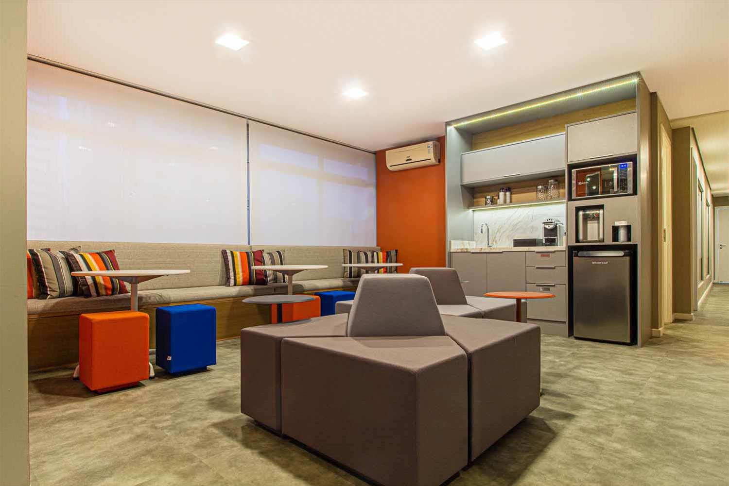 色彩丰富的协同办公空间设计-1