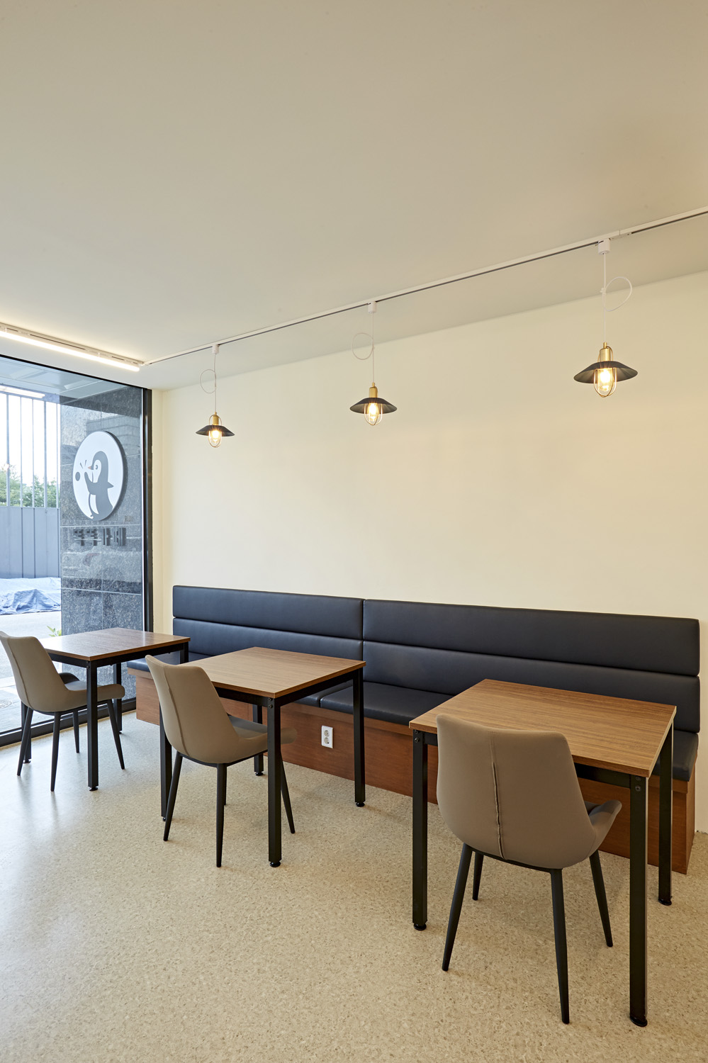 简约时尚的 14 平米咖啡厅设计-9