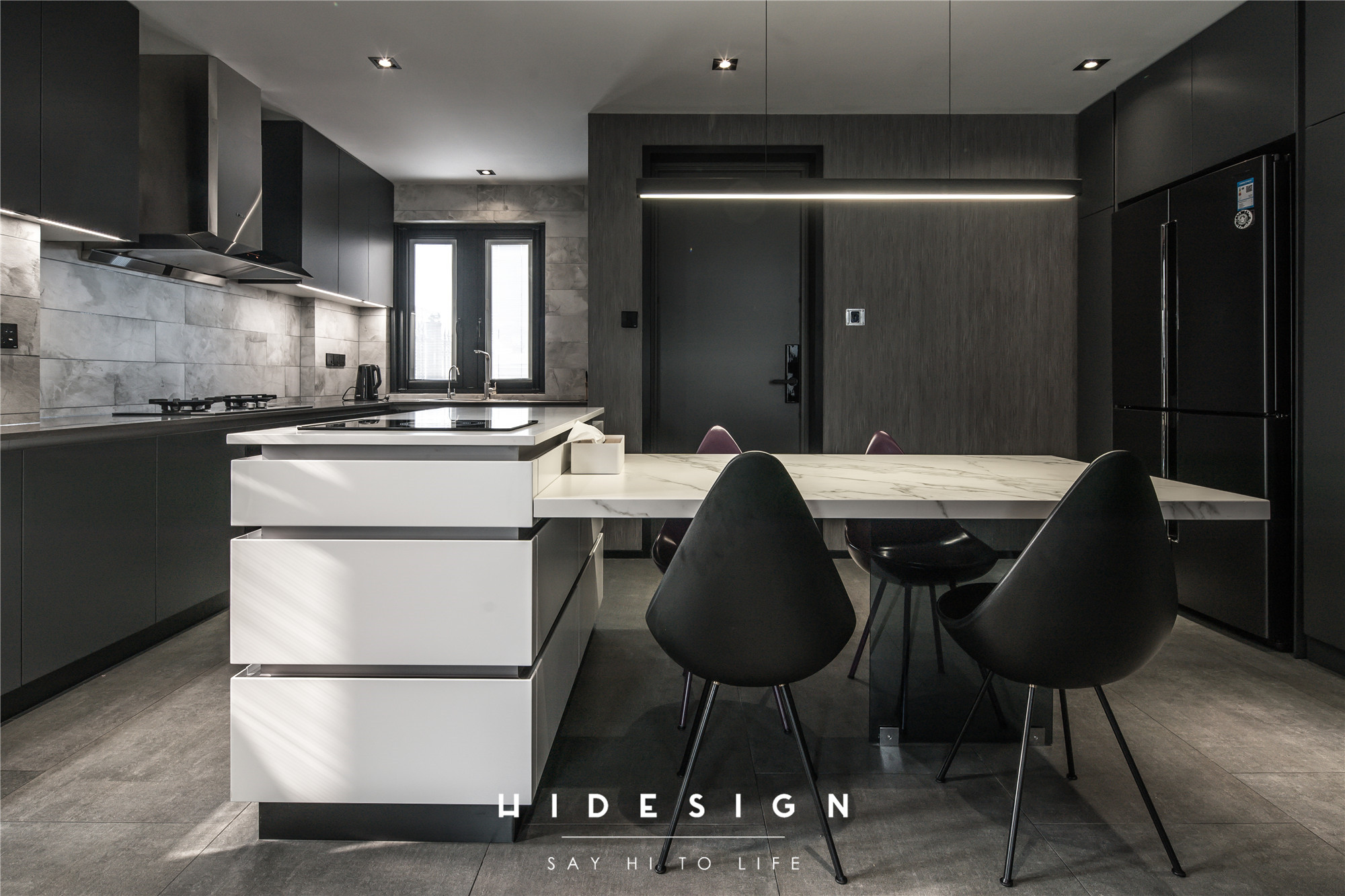 深色工业风重塑阿斯加德，功能分区打造年轻夫妻理想居所-18