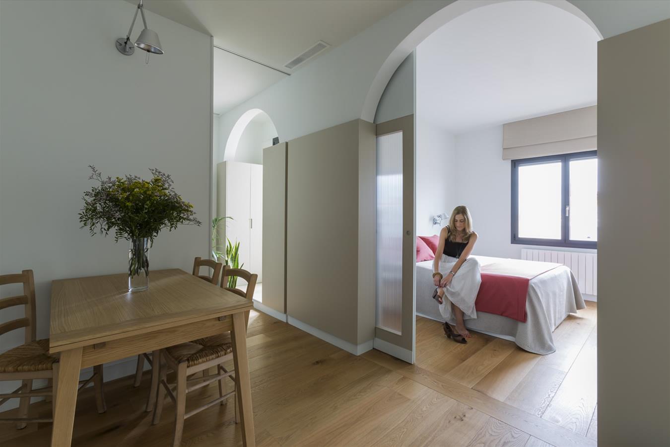 巴塞罗那工业风公寓设计,自然光与空间的完美融合-2