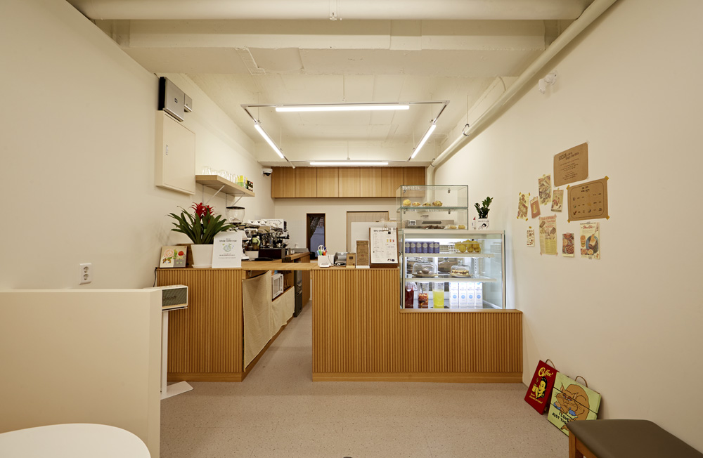 十平米迷你咖啡厅，极简风格的设计魅力-4