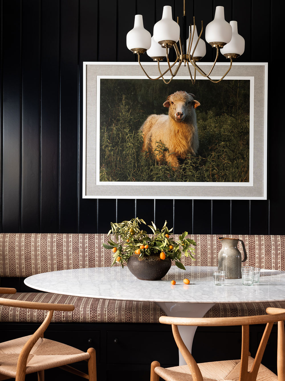 西雅图福克斯岛传统住宅 | 花卉图案与深色对比的完美结合-4