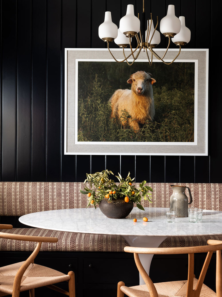 西雅图福克斯岛传统住宅 | 花卉图案与深色对比的完美结合-4