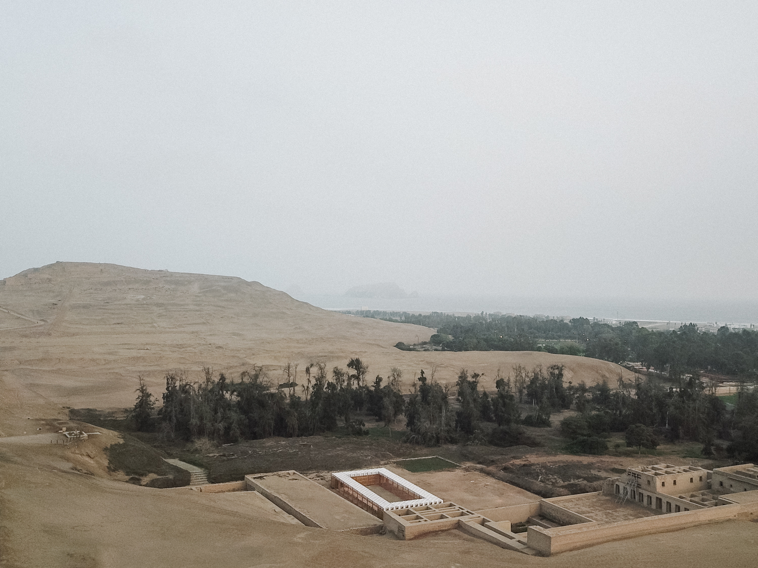 秘鲁帕查卡马克考古遗址的儿童与考古学家共享空间-23