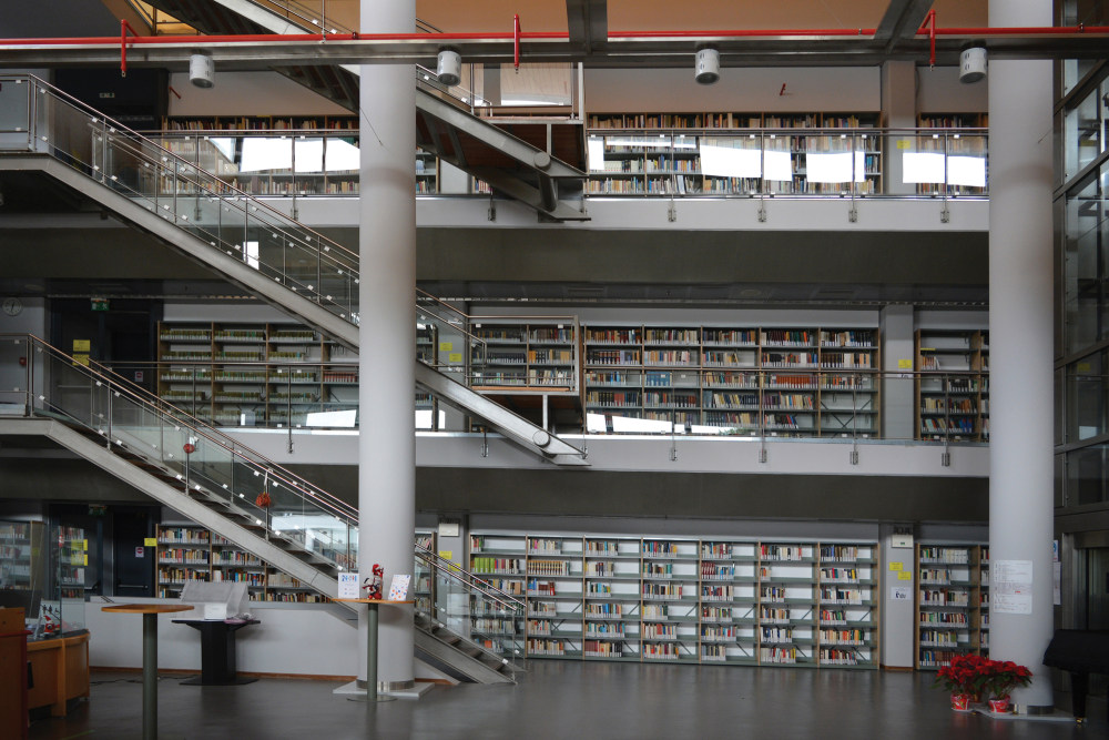 希腊校园图书馆 · 动态曲线屋顶下的知识空间-32