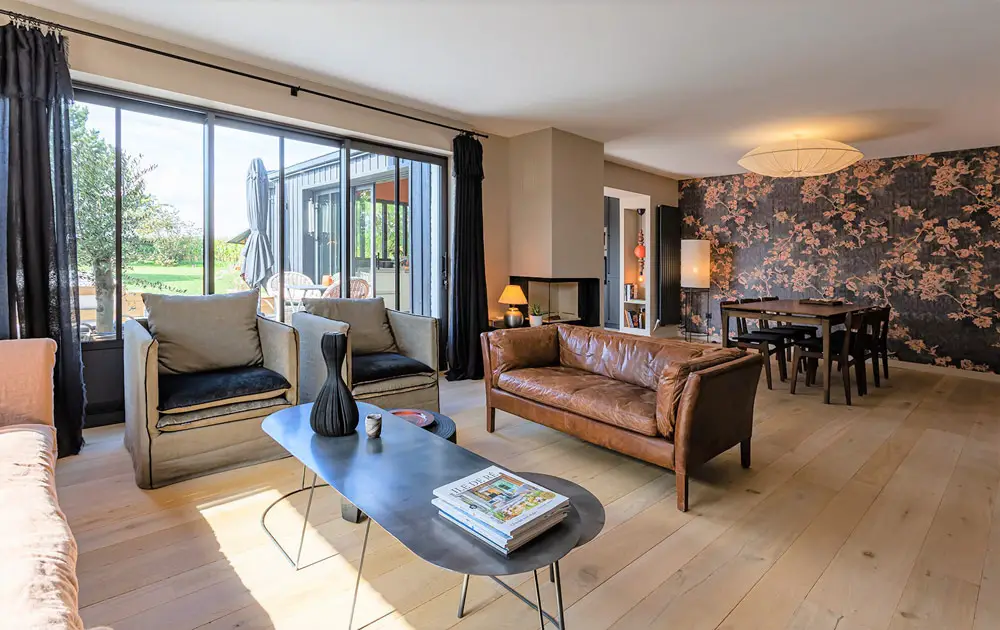 色彩墙纸打造温馨当代家居-1