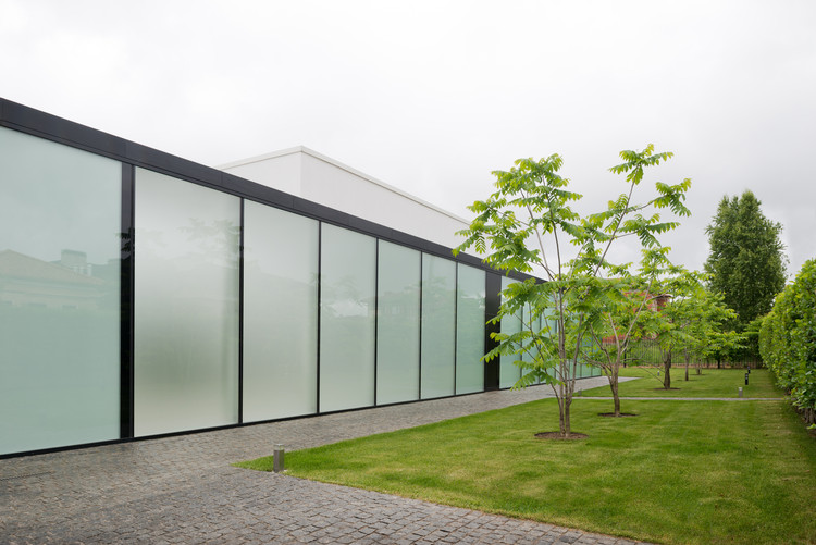 矛盾中的和谐,别墅设计实现隐私与透明共存-12