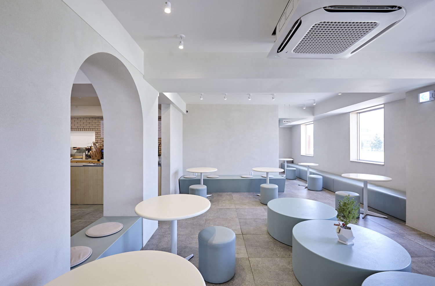 60 平冰淇淋专卖店，蓝绿色调打造甜蜜空间-8