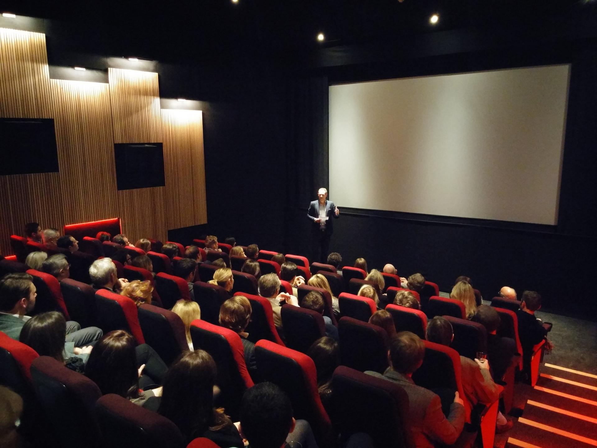 19世纪建筑内的现代电影院设计项目-32