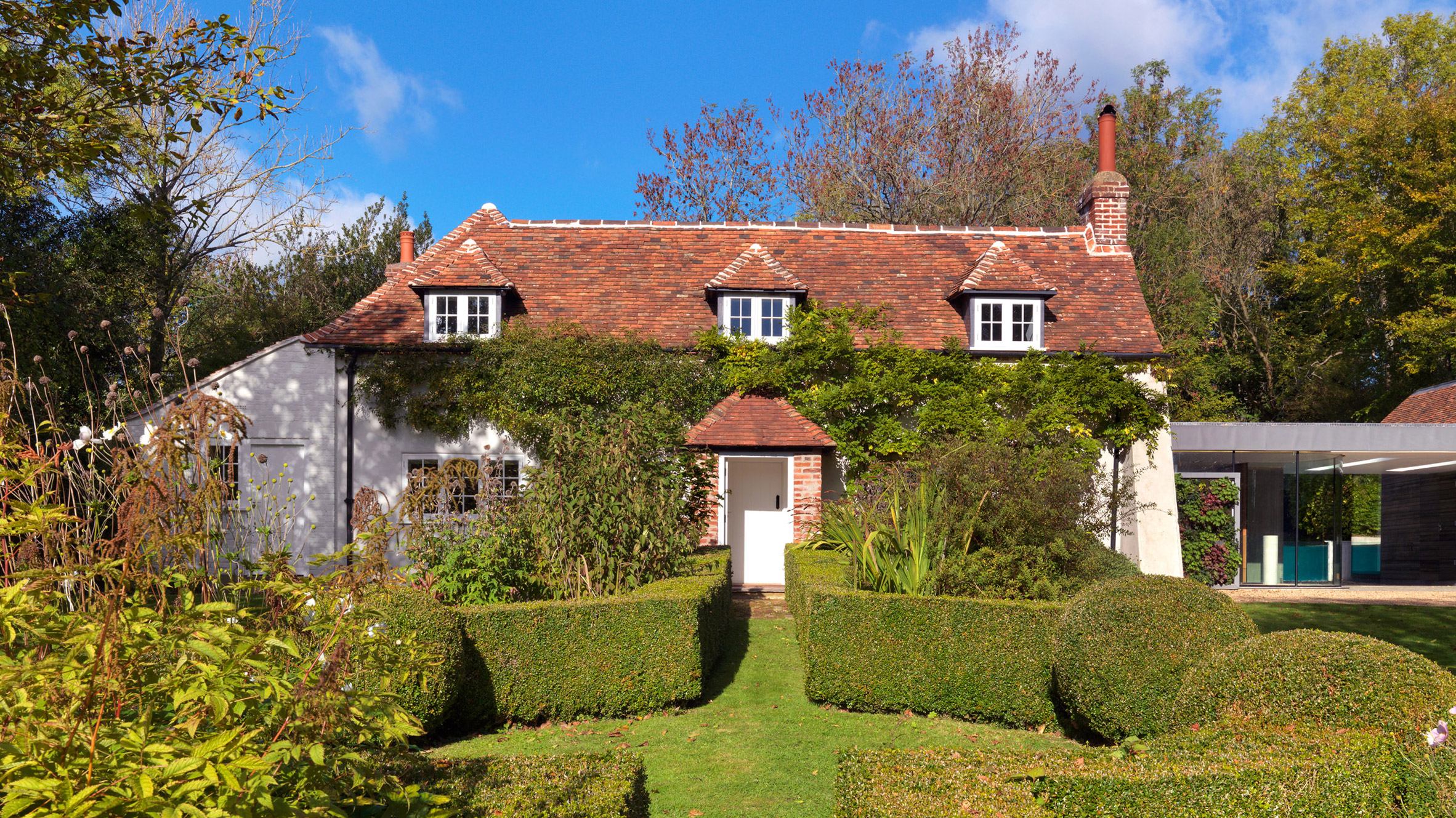 Guy Hollaway adds contemporary extension to his country cottage-0