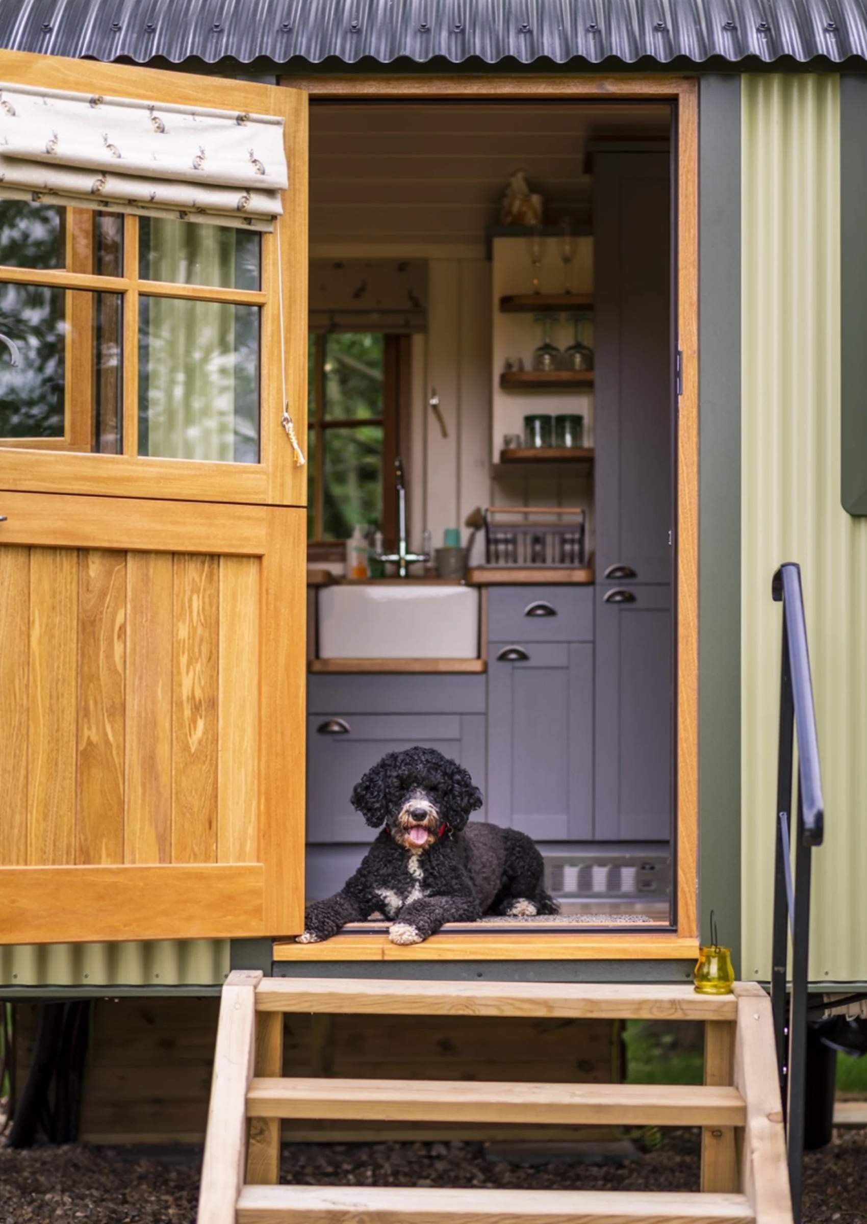 类似小火车车厢的迷你小屋丨英国-11