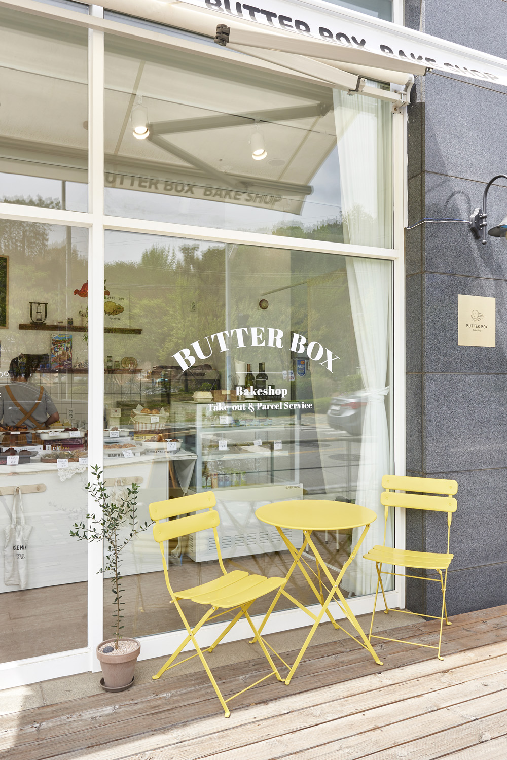 白色与木质，简约的 7 平小咖啡厅设计-12