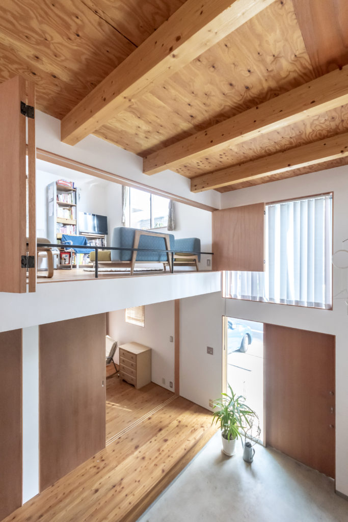 外にも中にも視線が抜けるおおらかなつくりで人が集まる家 | Architecture | 100%LiFE-9