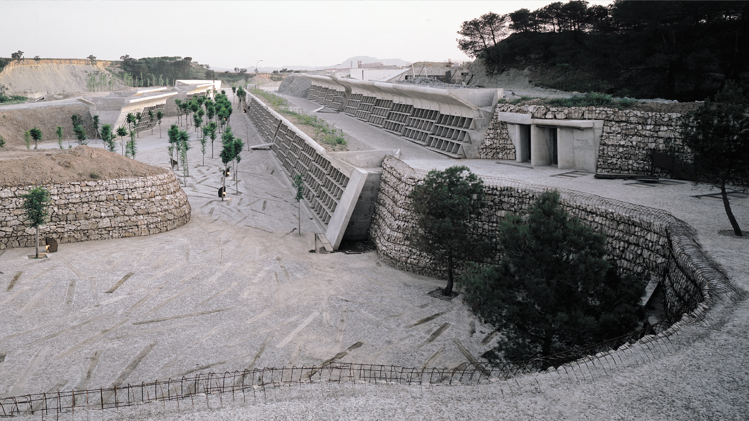颠覆传统的宗教纪念公墓——西班牙伊瓜拉达墓地-0