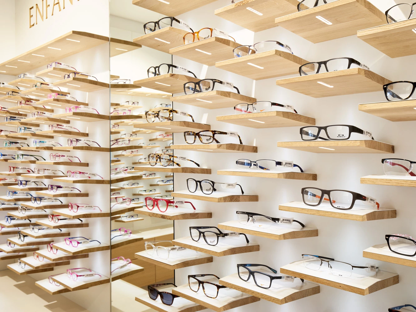 法国保罗眼镜店——聚焦产品的独特设计-18