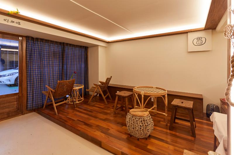 幸福空间 | 明亮温馨的 12 坪咖啡厅设计-10