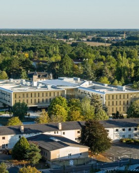 普瓦提埃大学中心医院行政中心 · 现代简约设计