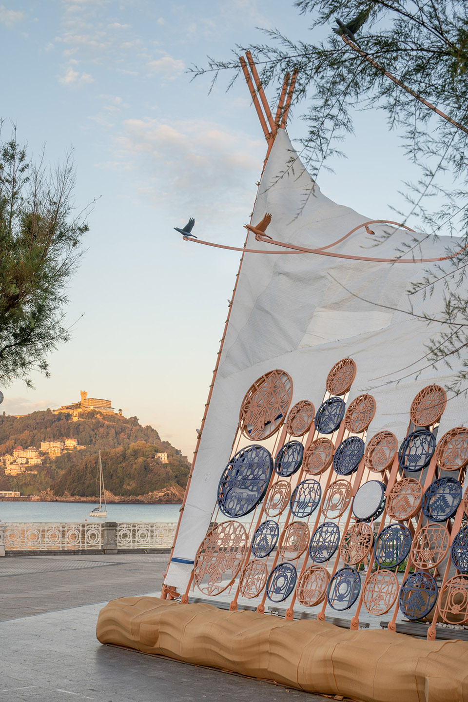 《轻盈与抗议》装置丨Izaskun Chinchilla Architects-20